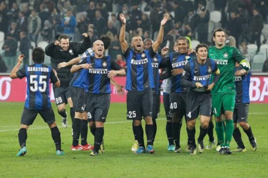 球迷们通过 球迷们通过