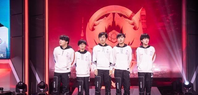 雄鹿试图用 雄鹿试图用